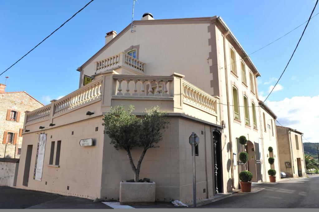 Logis Auberge Restaurant Du Vigneron Cucugnan Exterior photo